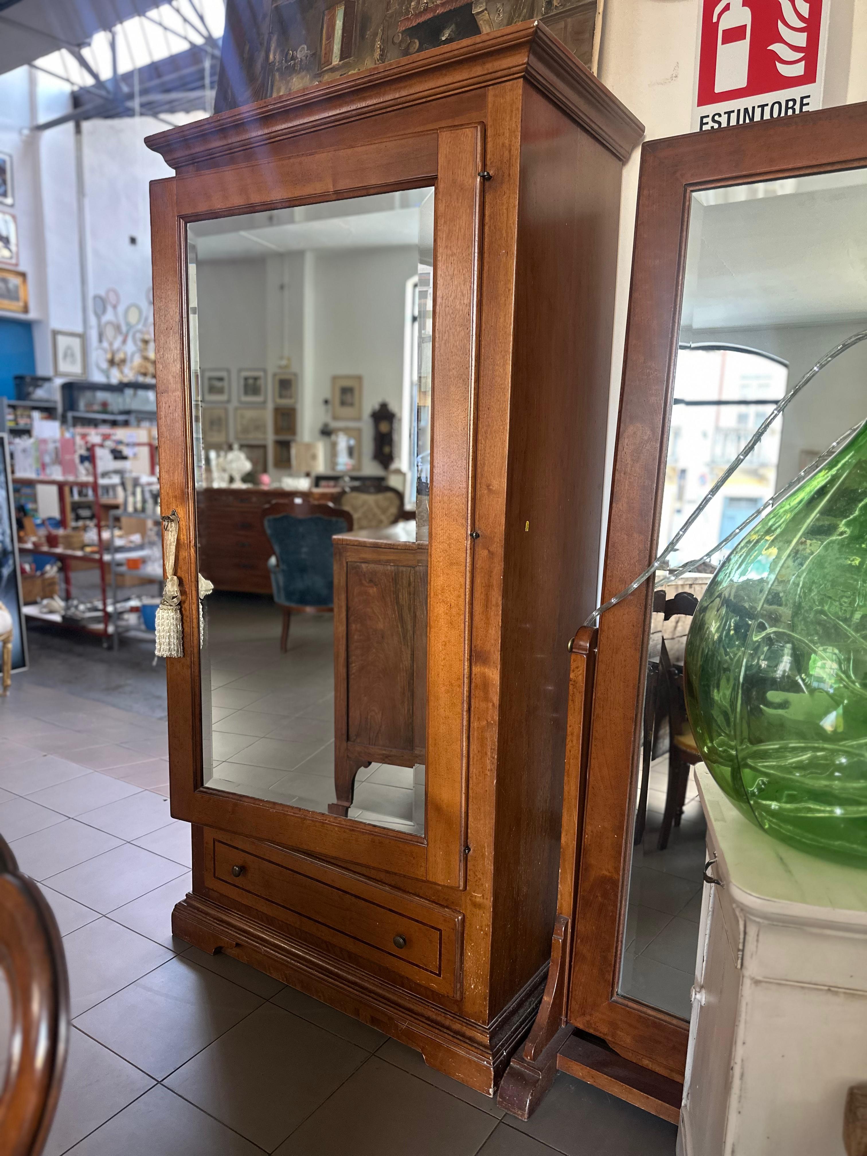 Armadio con anta a specchio